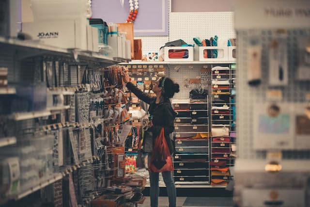 10 Smart Ways to Stay Within Your Budget When Shopping